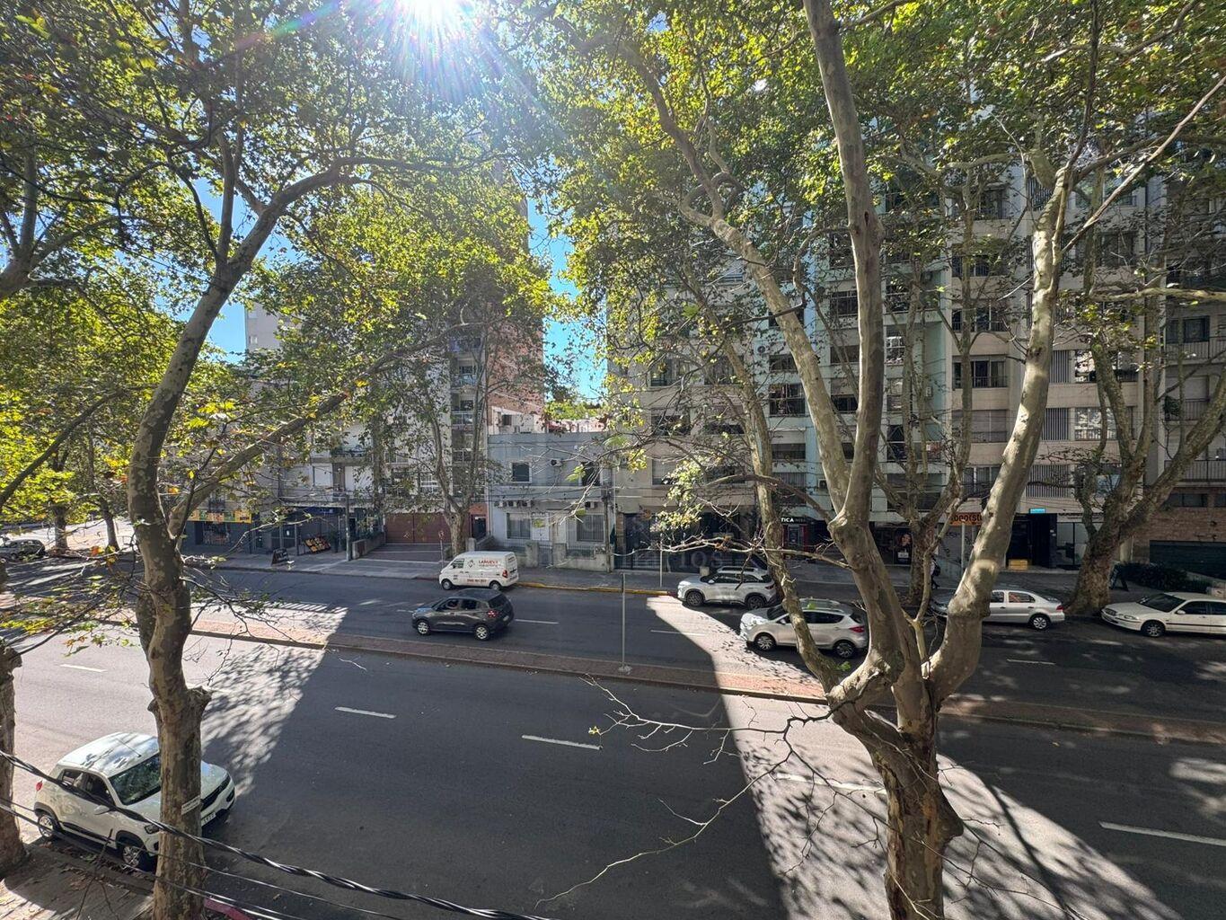 Venta de Apto 2 dorm + Balcon Vidriado + Garage en Pocitos. Bajos Gastos Comunes - Widok 6