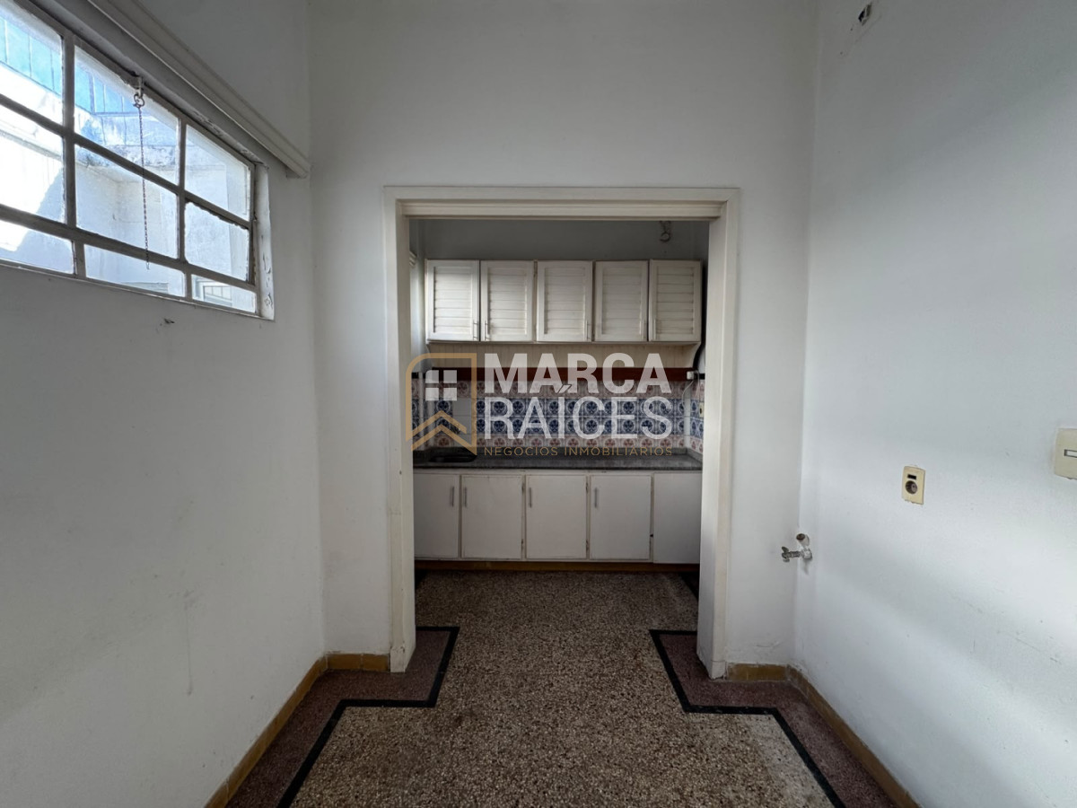 Venta Apartamento 2 Dormitorios 1 Baño Primer Piso por Escalera Pocitos Montevideo - Więcej