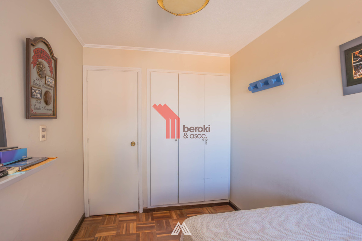 Venta apartamento 4 dormitorios en Pocitos balcón, estar, terraza lavadero serv completo - Más