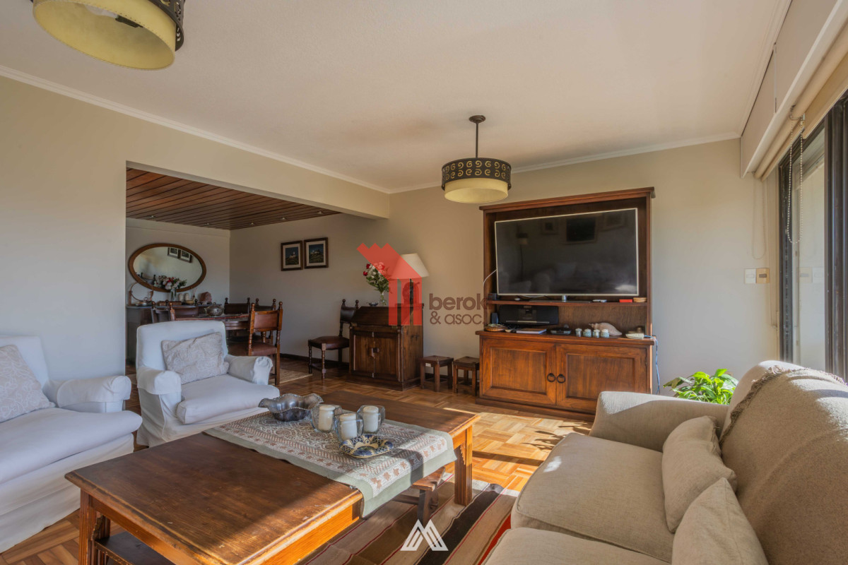 Venta apartamento 4 dormitorios en Pocitos balcón, estar, terraza lavadero serv completo - Vista 2