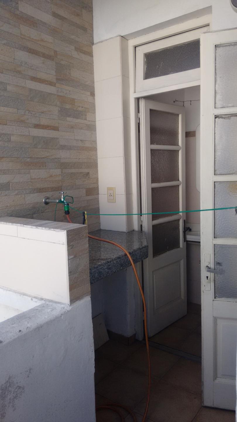 Espacioso Apartamento En El Centro Ubicado En El Quinto Piso Con Frente