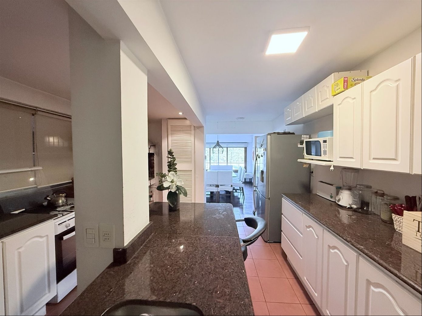 Venta apartamento frente al golf de 2 dormitorios garaje y parrillero propio - Widok 4