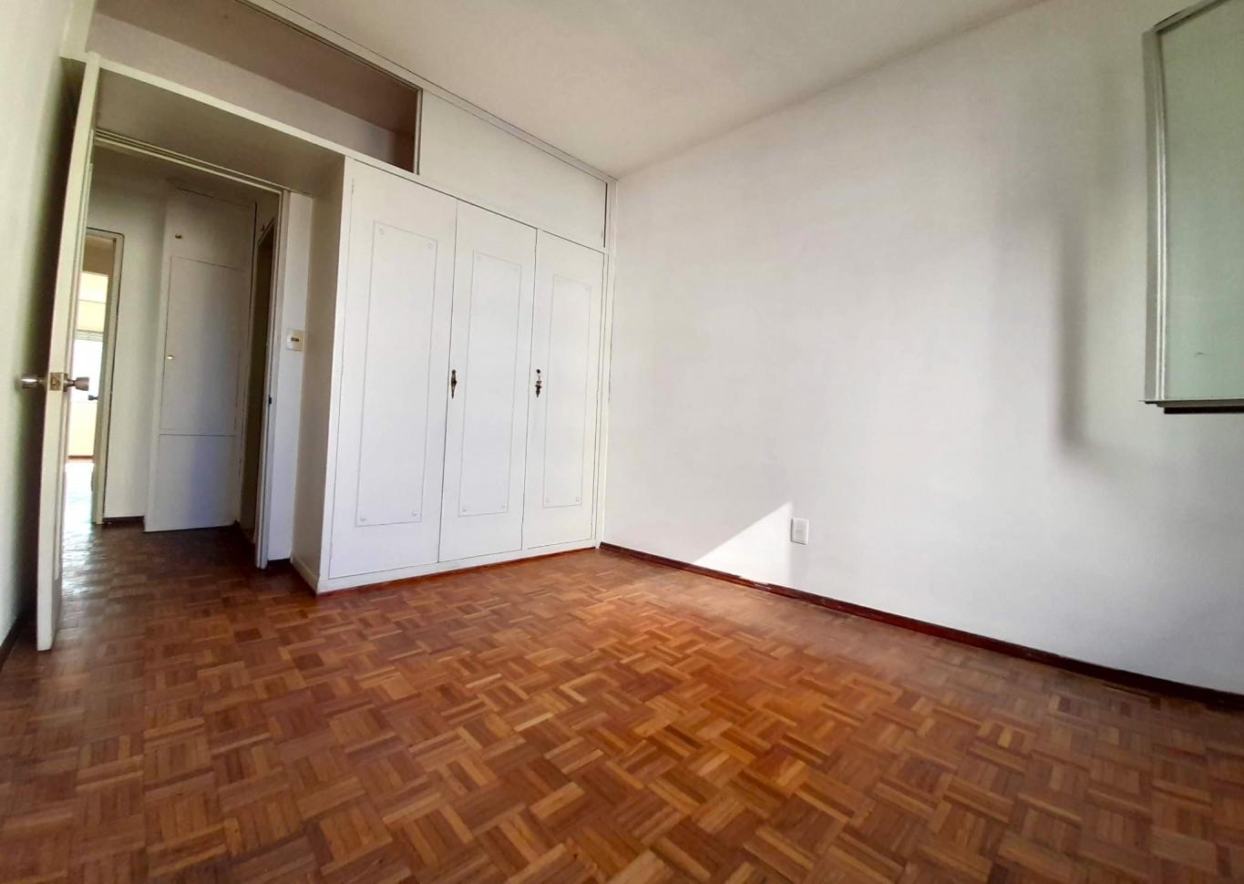 Alquiler Apartamento 4 Dormitorios Con Garaje | Centro. Ref. #LAACB4