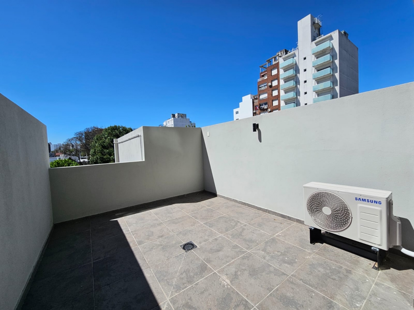 Hermoso Monoambiente con terraza de uso exclusivo en Punta Carretas - Widok 2