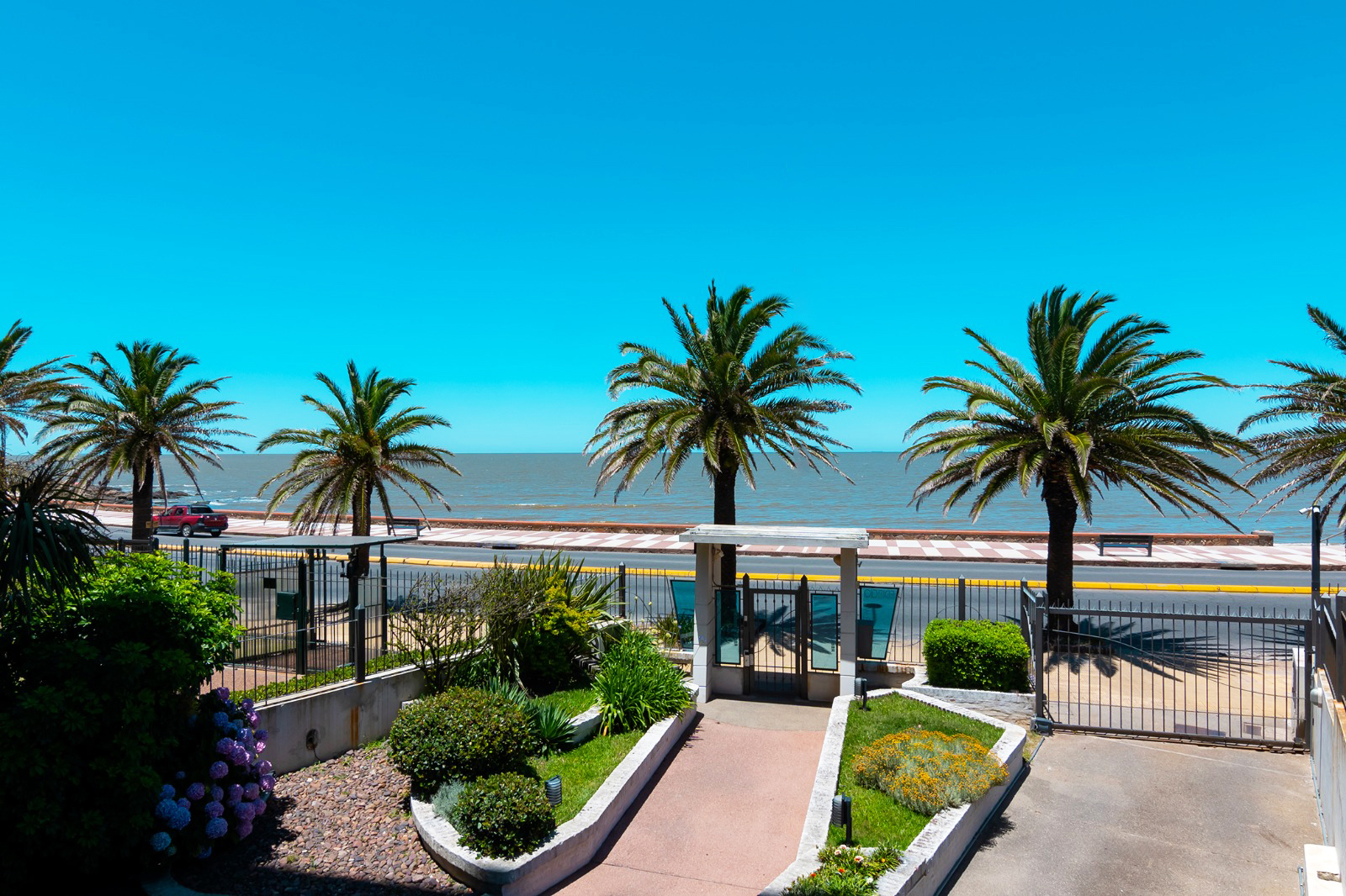 Excepcional apartamento sobre la rambla de Malvín, barbacoa y gran