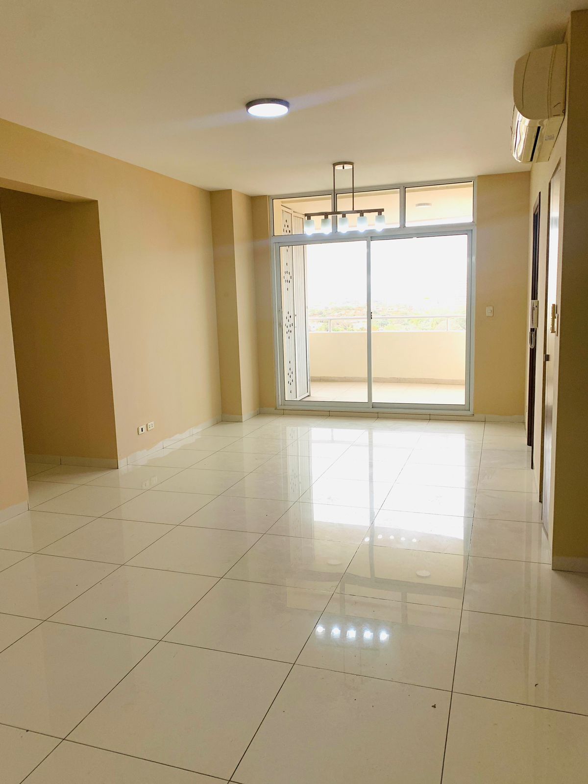 Vive Con Estilo En Condominio Los Solaris – Casa Familiar En Alquiler