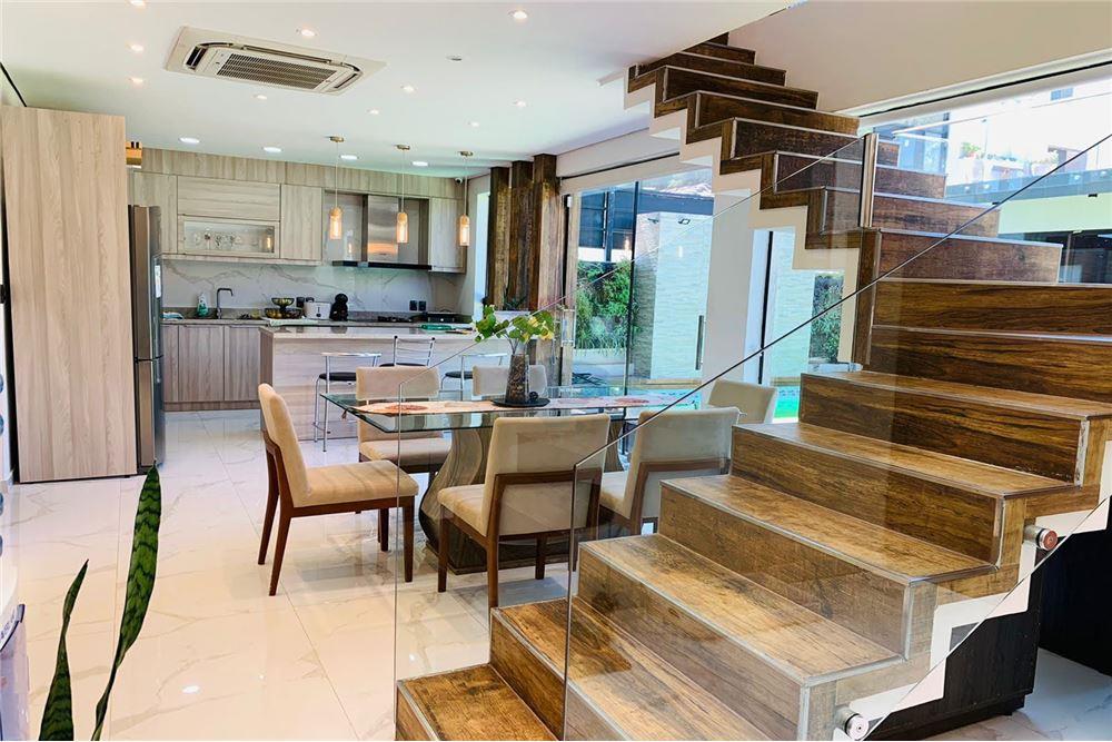 Moderno diseño arquitectónico de este Dúplex zona Lambaré. Ref #RDD635