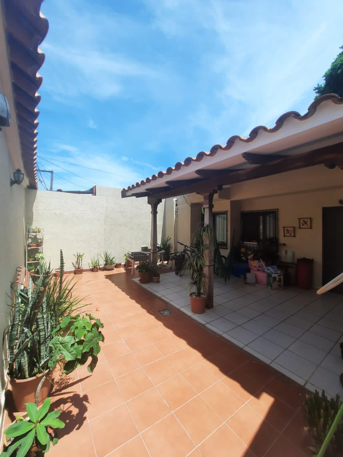 EN ANTICRETICO, CASA EN CONDOMINIO Y CON LA SEGURIDAD QUE TU FAMILIA NECESITA!!