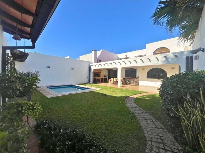 Casa familiar con piscina y quincho en zona residencial – 12x30m. Ref # ...