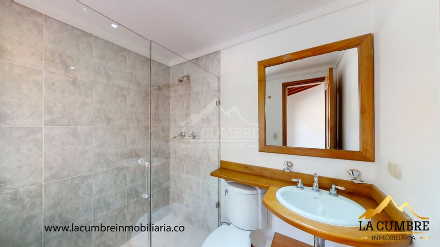 Casa de 4 alcobas en arriendo en El Tesoro, Medellín, 354 m² · foto 15 de 20