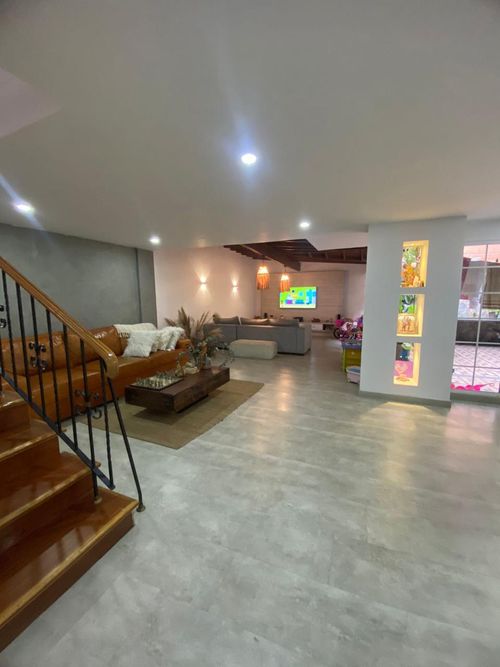 Casa de 4 alcobas en venta en Loma Del Escobero, Envigado, 245 m² · foto 2 de 13
