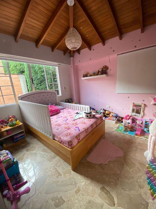 Casa de 4 alcobas en venta en Loma Del Escobero, Envigado, 245 m² · foto 10 de 13
