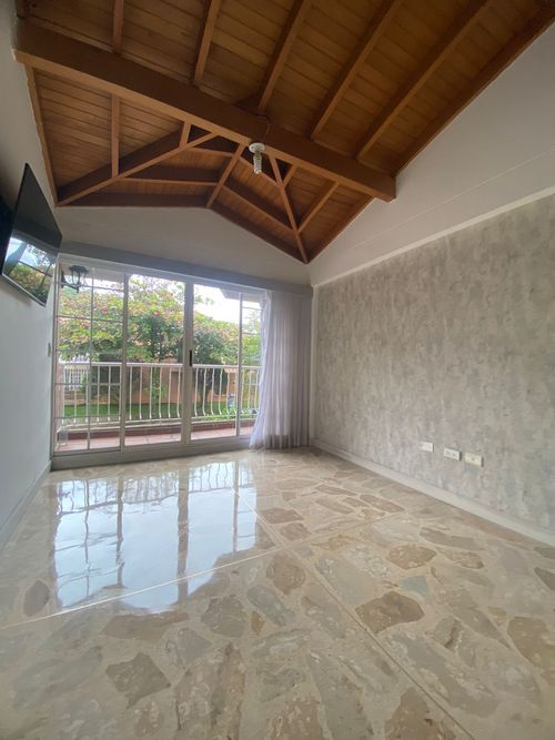 Casa de 4 alcobas en venta en Loma Del Escobero, Envigado, 255 m² · foto 2 de 10
