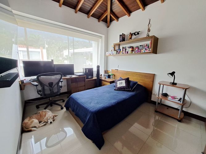 Casa de 3 alcobas en venta en Loma El Atravesado, Envigado, 266 m² · foto 11 de 16
