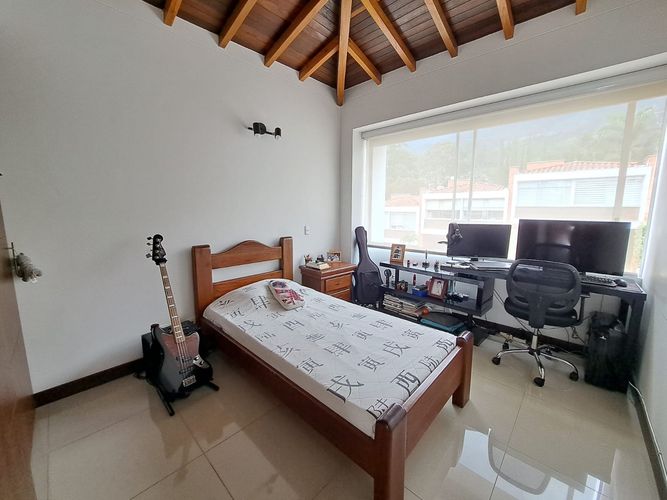Casa de 3 alcobas en venta en Loma El Atravesado, Envigado, 266 m² · foto 13 de 16