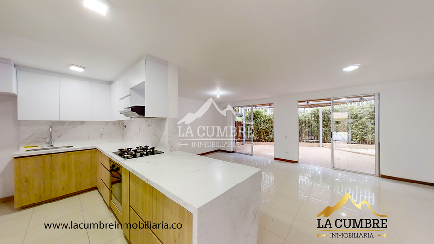 Casa de 3 alcobas en venta en Loma El Atravesado, Medellín, 200 m² · foto 2 de 13