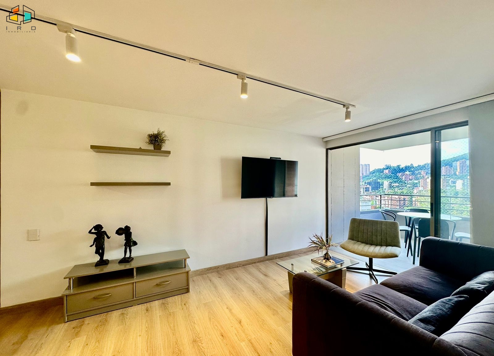 Apartamento en arriendo en El Poblado, Medellín · foto 2 de 24