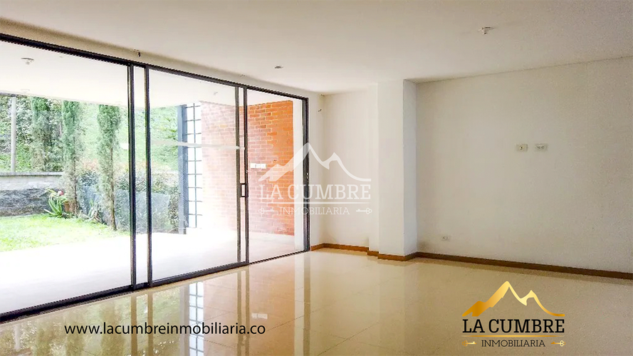 Casa de 3 alcobas en venta en Loma Del Chocho, Envigado, 270 m² · foto 2 de 12