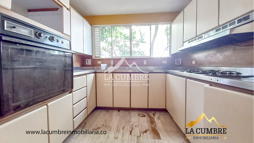 Apartamento de 3 alcobas en arriendo en Los Balsos, Medellín, 340 m² · foto 5 de 8