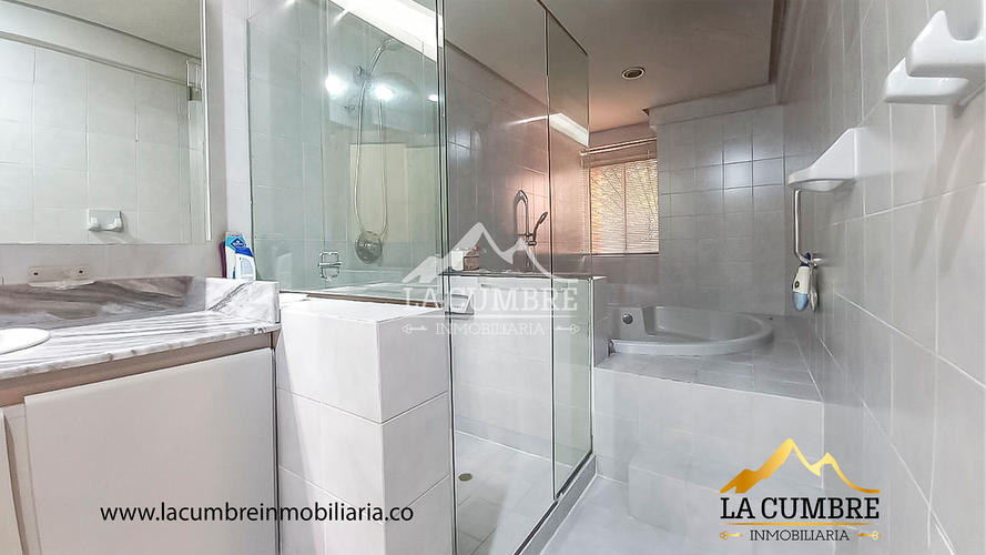 Apartamento de 3 alcobas en arriendo en Los Balsos, Medellín, 340 m² · foto 8 de 8