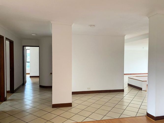 Apartamento de 3 alcobas en arriendo en La Aguacatala, Medellín, 190 m² · foto 3 de 18