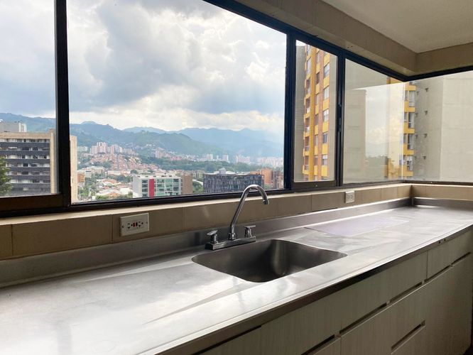 Apartamento de 3 alcobas en arriendo en La Aguacatala, Medellín, 190 m² · foto 9 de 18
