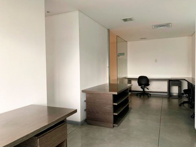 Oficina en arriendo en Villa Carlota, Medellín, 220 m² · foto 2 de 11
