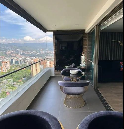 Apartamento de 2 alcobas en arriendo en El Poblado, Medellín, 90 m² · foto 4 de 5