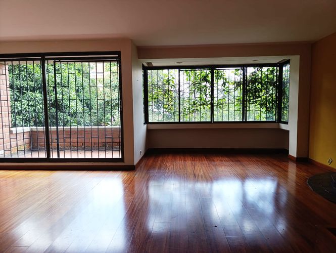 Casa en venta en El Tesoro, Medellín, 220 m² · foto 2 de 20