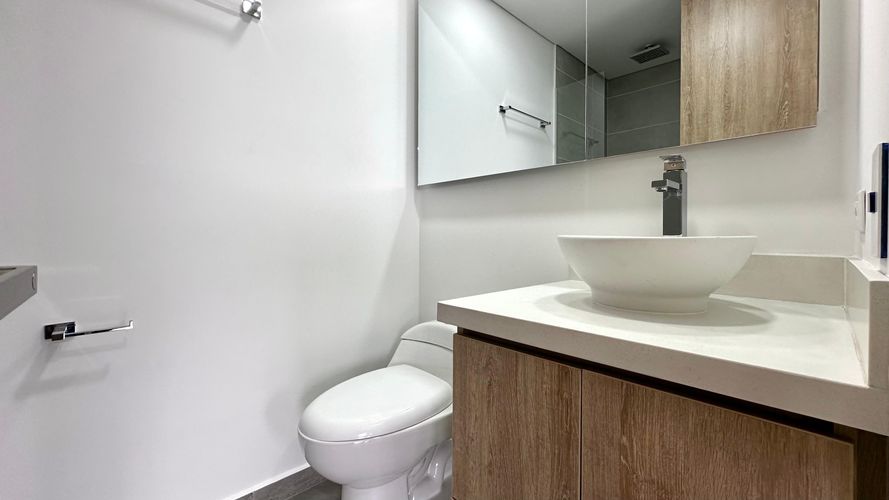Apartamento de 3 alcobas en arriendo en Altos Del Poblado, Medellín, 130 m² · foto 9 de 19
