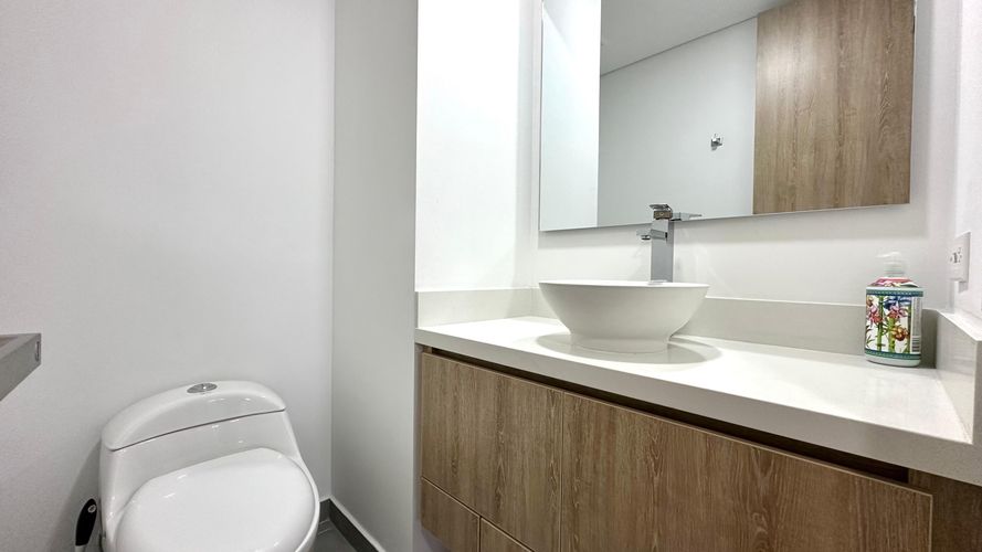 Apartamento de 3 alcobas en arriendo en Altos Del Poblado, Medellín, 130 m² · foto 10 de 19