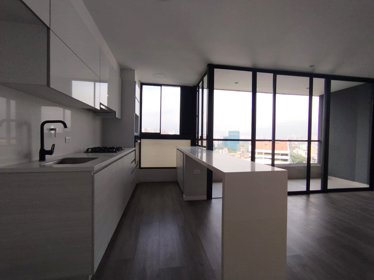 Apartamento en arriendo en Lalinde, Medellín · foto 4 de 17