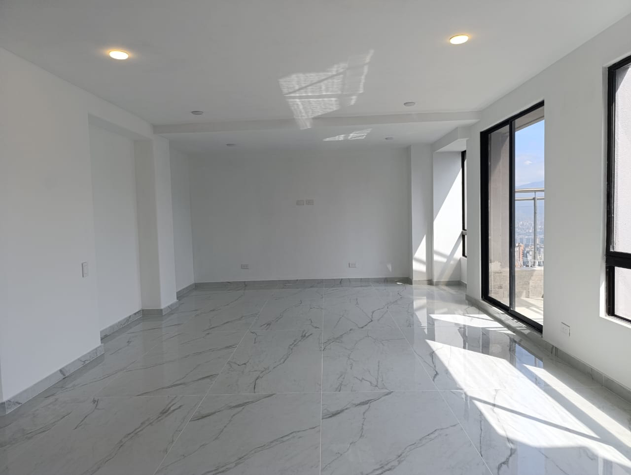 Apartamento en arriendo en El Tesoro, Medellín · foto 2 de 17