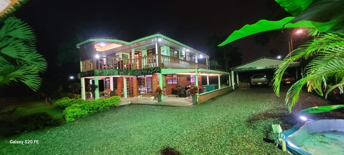 Casa de 6 alcobas en venta en Puerto Espejo, Armenia, 450 m² · foto 2 de 21