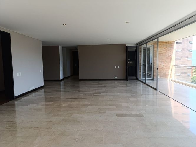 Apartamento de 3 alcobas en arriendo en La Calera, Medellín, 265 m² · foto 3 de 20
