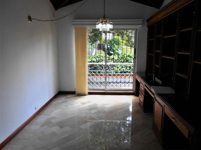 Casa de 4 alcobas en arriendo en San Lucas, Medellín, 318 m² · foto 2 de 16