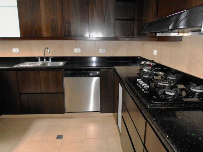 Casa de 4 alcobas en arriendo en San Lucas, Medellín, 318 m² · foto 3 de 16