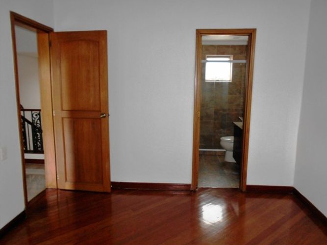 Casa de 4 alcobas en arriendo en San Lucas, Medellín, 318 m² · foto 8 de 16