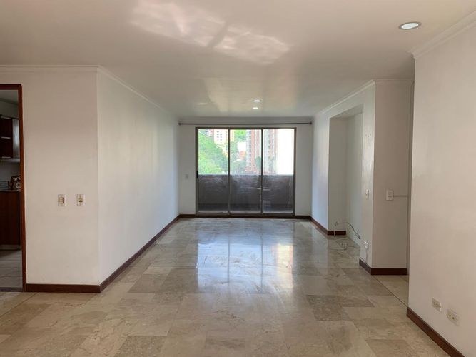 Apartamento de 3 alcobas en arriendo en Los Balsos, Medellín, 147 m² · foto 2 de 16