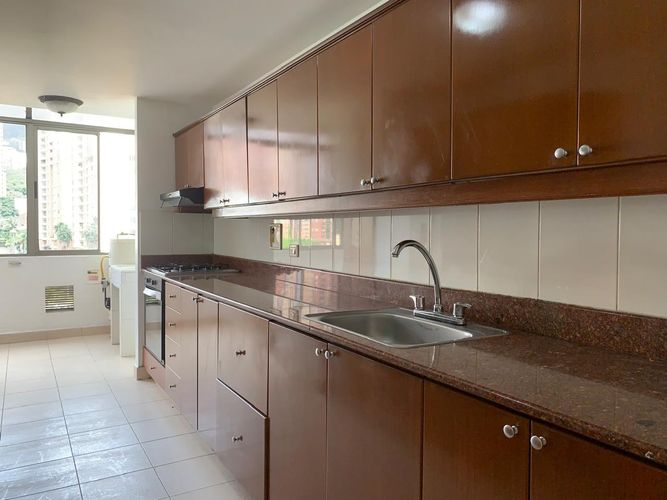 Apartamento de 3 alcobas en arriendo en Los Balsos, Medellín, 147 m² · foto 6 de 16