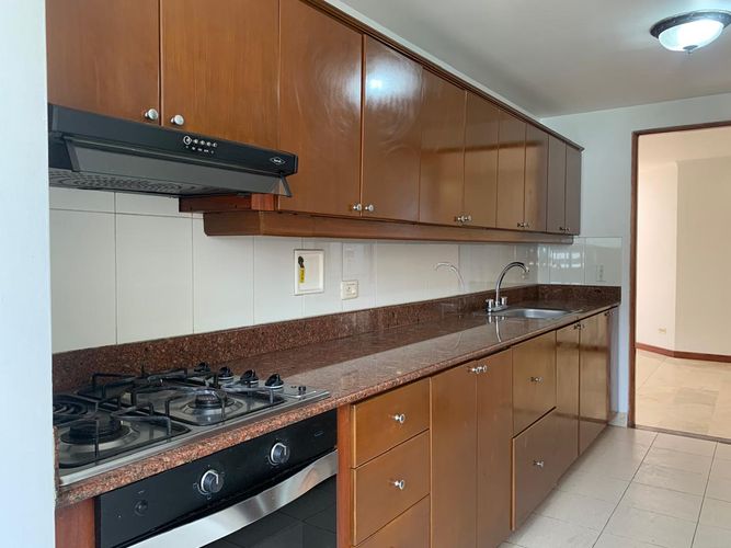 Apartamento de 3 alcobas en arriendo en Los Balsos, Medellín, 147 m² · foto 8 de 16