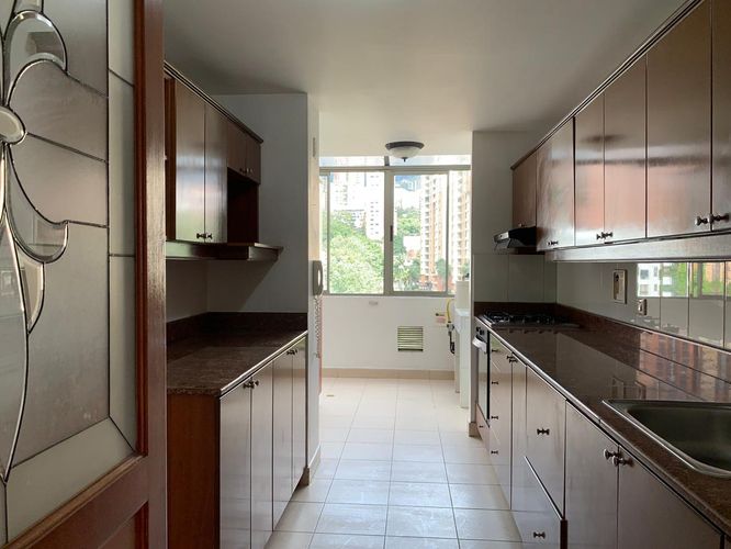 Apartamento de 3 alcobas en arriendo en Los Balsos, Medellín, 147 m² · foto 9 de 16
