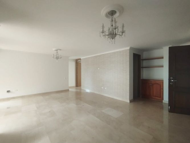 Apartamento de 2 alcobas en arriendo en Asomadera No.2, Medellín, 150 m² · foto 2 de 17