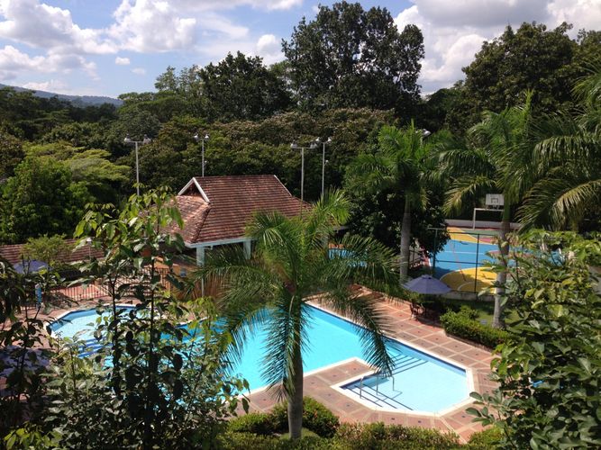 Casa de 5 alcobas en venta en Urbanizacion Club House I, Floridablanca, 307 m² · foto 2 de 24
