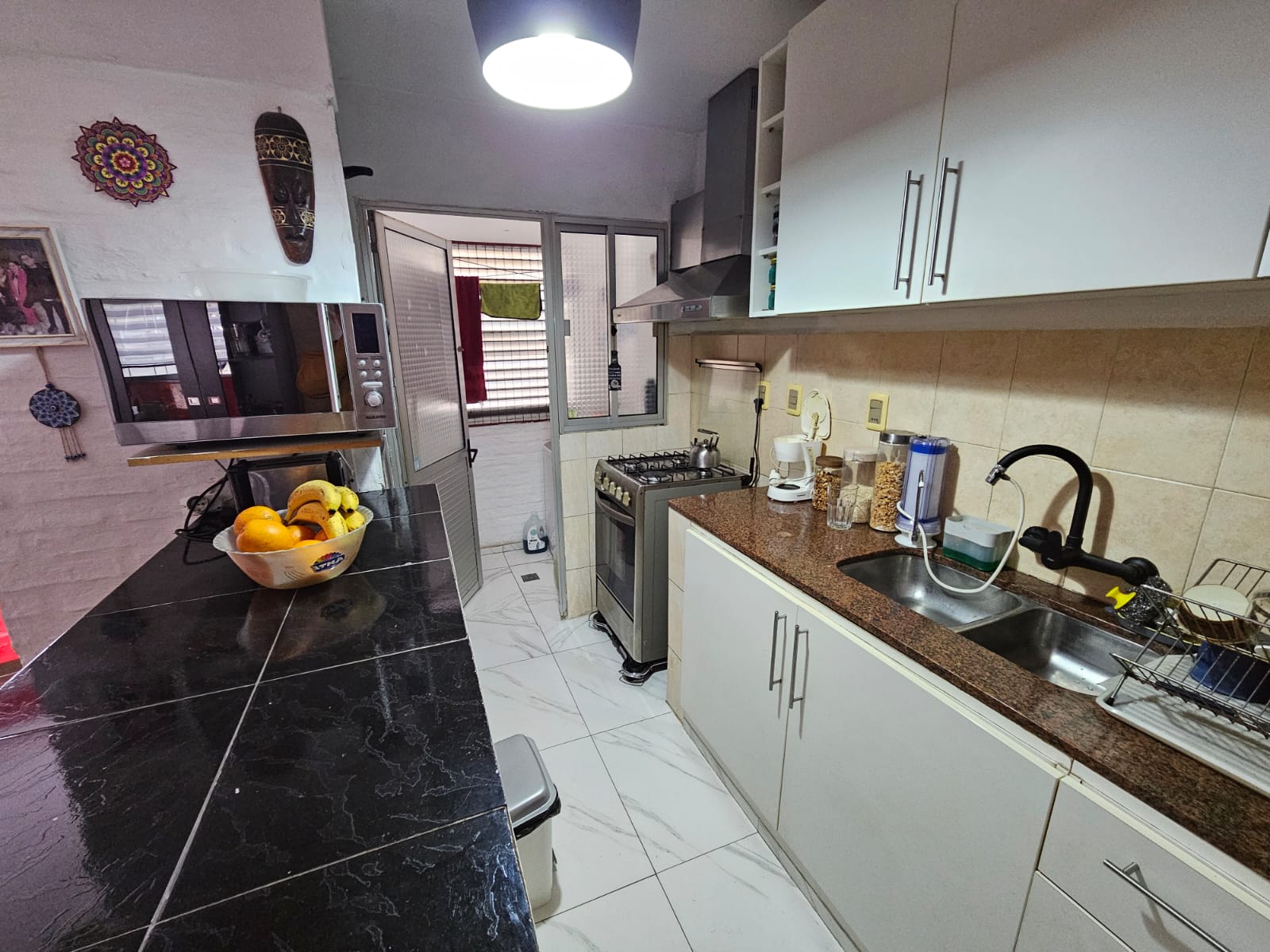 Apartamento En Barrio Sur De 3 Dormitorios Al Frente. - Więcej