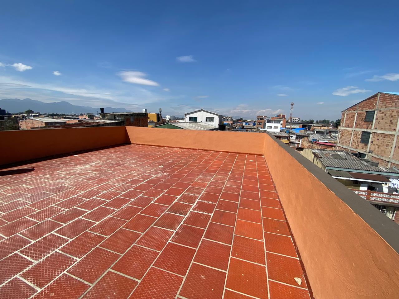 Casa en venta en Engativá, Bogotá · foto 2 de 24