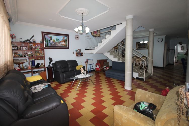 Casa de 10 alcobas en venta en San Alonso, Bucaramanga, 350 m² · foto 2 de 22