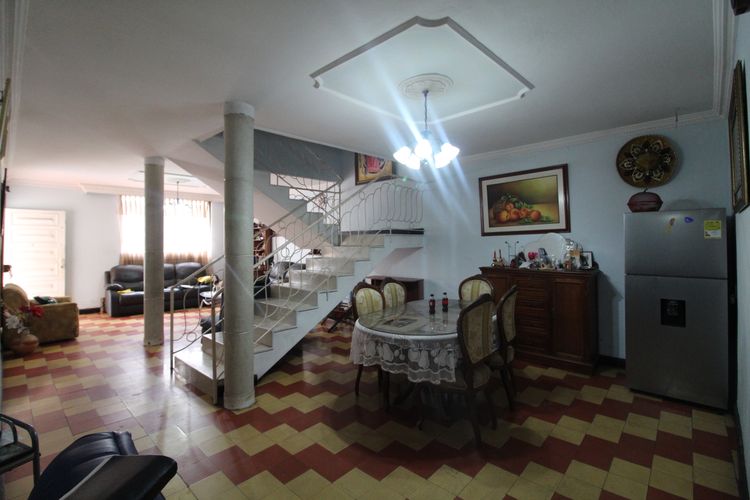 Casa de 10 alcobas en venta en San Alonso, Bucaramanga, 350 m² · foto 3 de 22