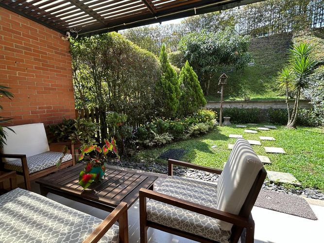 Casa de 3 alcobas en venta en Loma Del Chocho, Envigado, 192 m² · foto 3 de 9