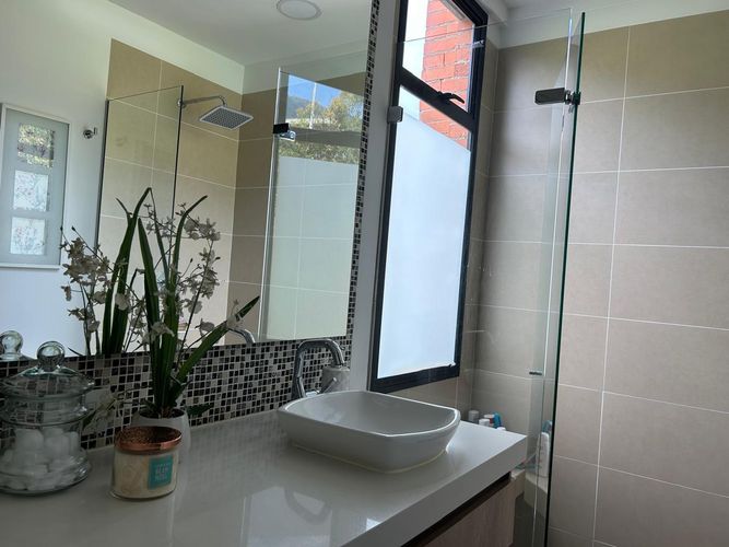 Casa de 3 alcobas en venta en Loma Del Chocho, Envigado, 192 m² · foto 9 de 9